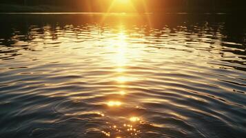 aérien coup de une tranquille Lac avec le Matin Soleil moulage une serein d'or contre-jour mise en évidence le ondulations sur le des eaux surface photo