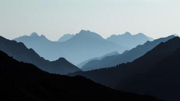 le tranquillité de le montagnes en miroir dans leur sombre silhouettes photo