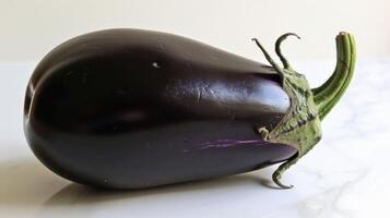 le Profond violet peau de un aubergine brille dans le lumière du soleil ses raffermir et plein de vitamines juste attendre à être grillé rôti ou frit photo