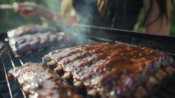 un barbecue travers de porc grésillant sur une gril avec une généreuse badigeonner de un barbecue sauce, création une l'eau à la bouche et sarriette arôme photo