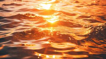 le soleils final des moments de lumière éclairant le l'eau avec une d'or briller, fabrication il sembler comme si le océan est sur Feu. photo