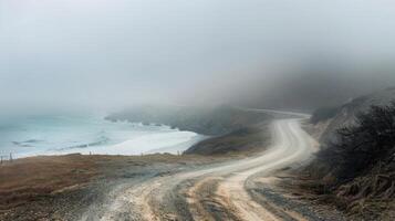 par dense brouillard une torsion route pistes à une isolé plage ses serpentin chemin ajouter à le sens de aventure et exploration. . ai génération photo