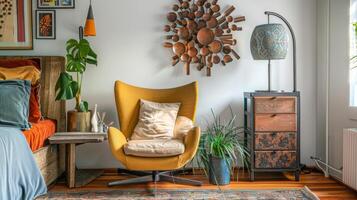 une chambre coin est transformé dans une confortable en train de lire coin avec une ancien fauteuil une milieu du siècle moderne sol lampe et une capricieux mur pendaison fabriqué de rouillé métal art. photo