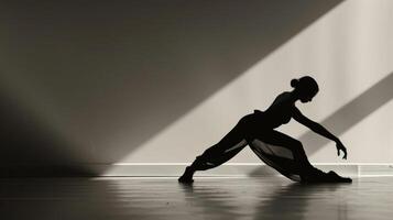 le délicat ombre de le colonne vertébrale courbes le long de le danseurs retour mise en miroir le fluidité et contrôle de sa mouvements. photo