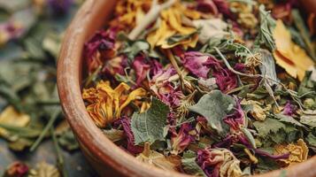 une bol rempli avec une variété de séché les racines feuilles et fleurs utilisé dans traditionnel médicament à créer à base de plantes thés et teintures pour guérison maux photo