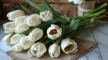 une bouquet de blanc tulipes sur marron papier photo