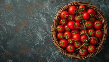 proche en haut de rouge mûr Cerise tomates dans une osier panier sur une vert Contexte photo