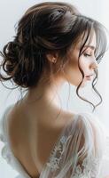 portrait de une femme avec longue marron cheveux dans un élégant blanc robe photo