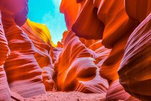 antilope canyon est une fascinant Naturel merveille, renommé à l'échelle mondiale pour ses écoulement rouge Roche formations, fabrication il un de le plus recherché les destinations pour la nature passionnés à travers le globe. photo