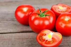 magnifique Frais tomate sur en bois Contexte une vibrant afficher de la nature prime, valoriser culinaire délices avec riches saveur et sain la bonté photo