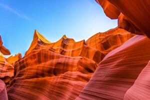 antilope canyon est une fascinant Naturel merveille, renommé à l'échelle mondiale pour ses écoulement rouge Roche formations, fabrication il un de le plus recherché les destinations pour la nature passionnés à travers photo