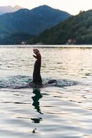 une professionnel triathlète les trains avec inébranlable dévouement pour un A venir compétition à une lac, émanant une sens de athlétisme et profond engagement à excellence. photo