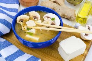 soupe miso végétarienne au tofu et aux champignons. photo