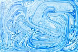 peinture de style ebru avec des tourbillons de peinture acrylique bleue