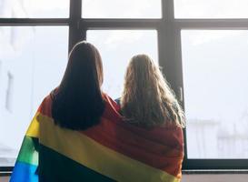 drapeau lgbt enveloppé d'amoureuses lesbiennes