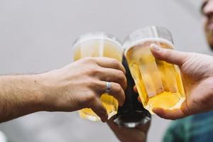 bière en verre à la main d'un ami photo