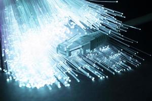 fibre optique bleue avec câbles ethernet photo