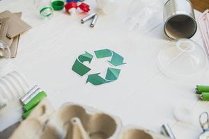 symbole de recyclage vert entouré de déchets