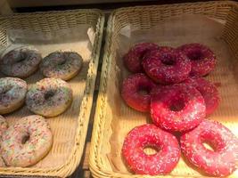 boîtes avec des beignets sur les étagères du magasin de pain, célébration de hanukkah photo