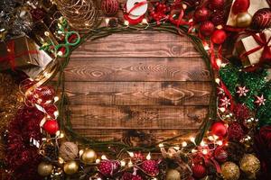 Carte de voeux de Noël. Composition à plat de Noël, décorations de vacances, cadeaux d'arbre de Noël sur le fond en bois avec espace de copie pour votre texte. photo