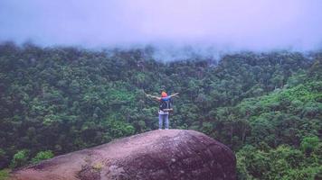 les femmes asiatiques voyagent se détendent pendant les vacances. debout sur la montagne. Thaïlande photo