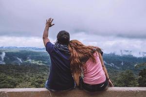 amoureux des femmes et des hommes asiatiques voyagent se détendre pendant les vacances. faire une balade panoramique sur la montagne. Thaïlande photo