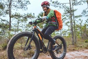 les femmes asiatiques voyagent photographie nature. voyage détendez-vous faire du vélo en pleine nature. Thaïlande photo