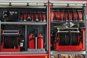 fermer de essentiel lutte contre les incendies équipement sur une moderne camion de pompier, mettant en valeur outils et équipement prêt pour urgence réponse à dangereux Feu situations photo
