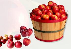 une grand en bois panier débordant avec rouge pommes, accompagné par nombreuses pommes épars autour, mettant en valeur leur Frais et juteux appel. photo