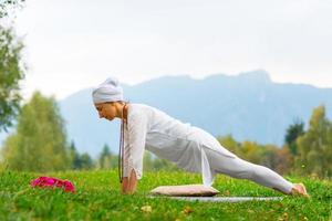 fille pratiquant le yoga photo