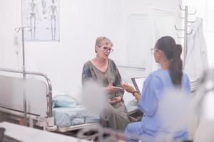 plan d'une infirmière examinant un patient âgé photo