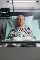 portrait, de, homme aîné, patient, reposer, dans, lit hôpital photo