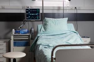 salle de réveil avec lits et équipements médicaux confortables dans un hôpital photo