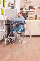 homme d'affaires handicapé en fauteuil roulant photo
