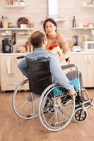 homme handicapé en fauteuil roulant avec l'épicerie