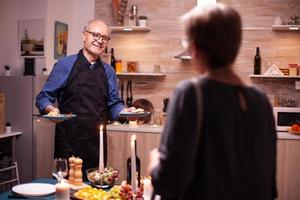 homme aîné, sourire, à, femme photo