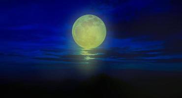 nature nuit pleine lune sur la mer photo