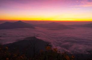 montagnes de paysage magnifique le matin et le lever du soleil à phu chi fa chiang rai, thaïlande photo