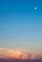 nuages roses et ciel coucher de soleil sur la mer photo