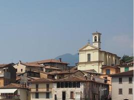 Église san michele arcangelo dans le lac d'iseo, italie photo