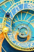fond d'effet droste basé sur l'horloge astronomique de prague. conception abstraite pour les concepts liés à l'astrologie et à la fantaisie. photo