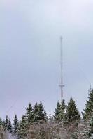 mât d'antenne en hiver et tempête de neige montagnes du harz wernigerode allemagne. photo