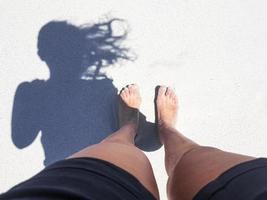 femme pieds nus sur le sable dans la baie des camps. photo