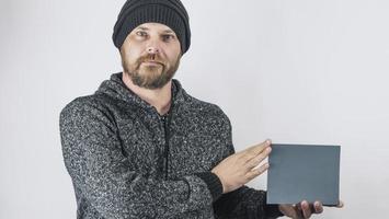 L'homme tient dans ses mains un signe de carton gris vierge photo