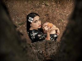 jolie fille assise près d'un arbre photo