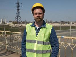 l'homme dans un casque se tient sur le pont photo