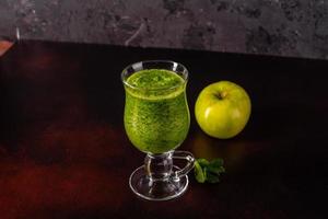 Smoothie pomme verte au gingembre sur fond de béton photo