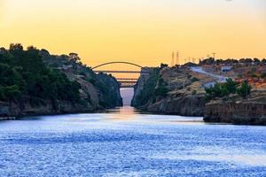 vue sur les ponts de transport sur le canal de corinthe en grèce contre la lumière du matin du jour du début. photo