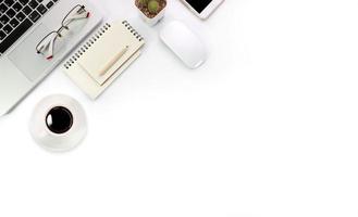 table blanche de technologie d'espace de travail simple avec ordinateur portable, cahier de tasse de café et espace de copie photo