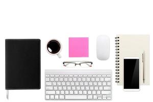 table d'espace de travail à plat avec ordinateur portable, fournitures de bureau, tasse à café, téléphone portable, tablette et tasse à café sur fond blanc photo